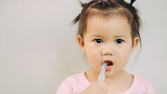Hướng dẫn cách dạy trẻ chăm sóc răng miệng đúng cách.